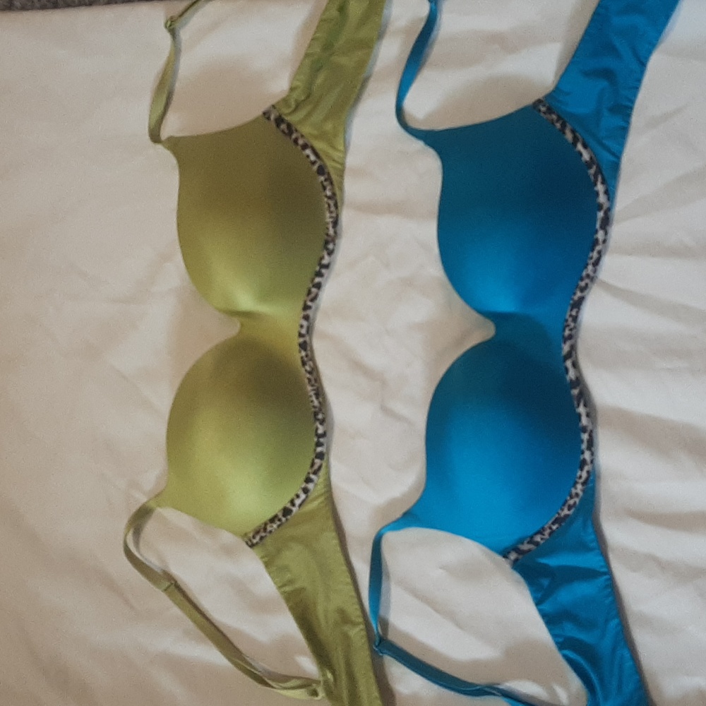 Blue push-up Victoria's secret bra 💙 and bra bright green 💚